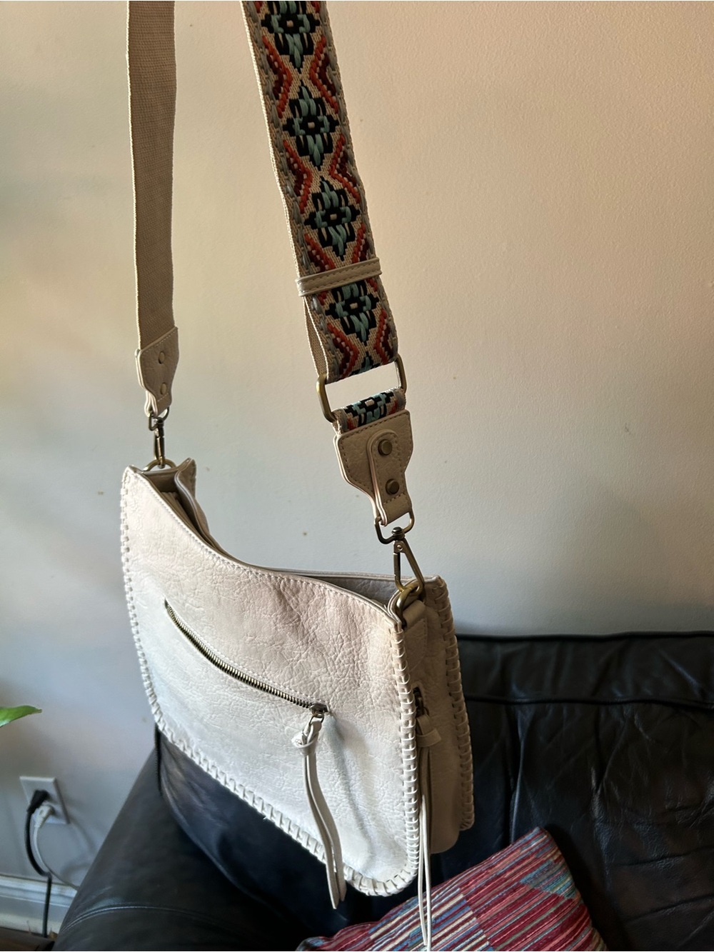 Antik Kraft Cream Leather Crossbody with Embroidered Adjustable Strap. Fall